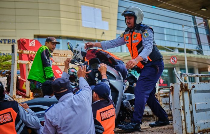 Penertiban parkir di kawasan Setiabudi, Jakarta Selatan, Senin (18/5/2026).