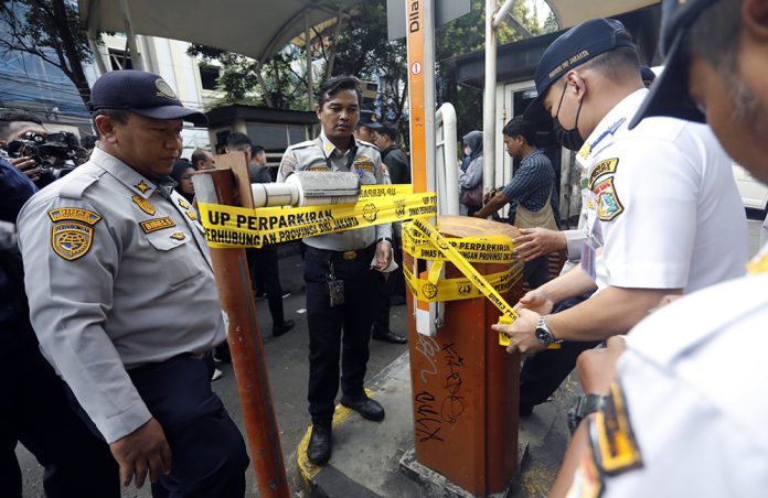 Penyegelan parkir di kawasan Blok M Square, Jakarta Selatan pada Senin (11/5/2026).