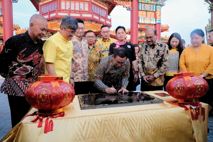 Gubernur DKI Jakarta Pramono Anung meresmikan Kelenteng Tian Fu Gong di kawasan Riverwalk Island, PIK 2, Jakarta Utara, pada Minggu (17/5).