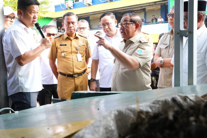Gubernur DKI Jakarta Pramono Anung didampingi Wali Kota Administrasi Jjakarta Timur Munjirin meninjau uji coba pengolahan sampah menjadi pupuk organik di Pasar Kramat Jati, Jakarta Timur, Senin (11/5/2026).