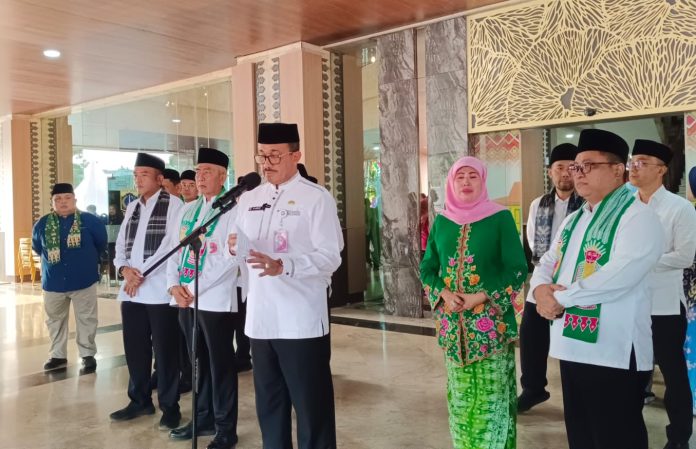Wali Kota Jakarta Selatan M. Anwar didampingi sang istri, Diah Anwar dan Wakil Wali Kota Jakarta Selatan Ali Murtadho dan Sekretaris Kota Muklisin turut mengiringi langkah terakhir Anwar sebagai orang nomor satu di Jakarta Selatan, Jumat (29/5/2026).