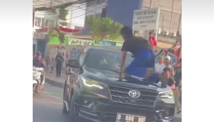 Tangkapan layar saat mobil Toyota Fortuner menjadi sasaran amukan massa di Jalan KH Mas Mansyur, Tanah Abang, Jakarta Pusat.