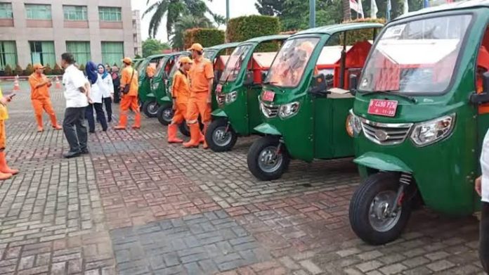 Foto ilustrasi saat Dinas Lingkungan Hidup DKI Jakarta membagikan gerobak motor pengangkut sampah di halaman Kantor Wali Kota Jakarta Selatan.