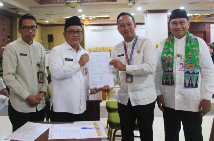 Wakil Wali Kota Jaksel Ali Murtadho didampingi Kepala Suku Badan Kepegawaian, dan Kepala Suku Dinas Pendidikan Wilayah I Santoso menyerahkan SK baru PPPK Guru di Jakarta Selatan, Jumat (26/6/2026).