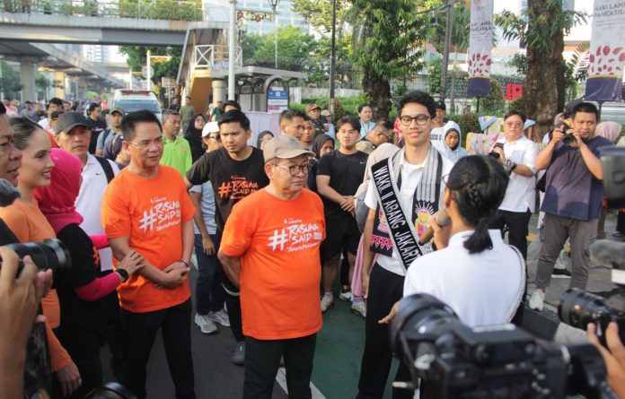Gubernur Pramono dan Anung Wali Kota Jaksel Syafrin Liputo saat menghadiri HBKB di Rasuna Said, Kuningan, Jaksel pada Minggu (7/6/2026).