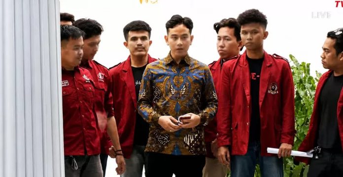 Sejumlah mahasiswa Universitas Bung Karno (UBK) saat pertemuan dengan Wakil Presiden Gibran Rakabuming Raka.