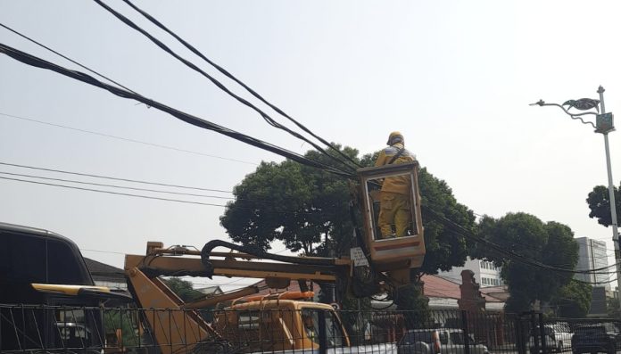 Perapihan kabel utilitas yang menjuntai di kawasan Jalan Ciputat Raya, tepatnya di depan Selapa Polri, Pondok Pinang, Kebayoran Lama oleh petugas Suku Dinas Bina Marga Jakarta Selatan, Rabu (10/6/2026).