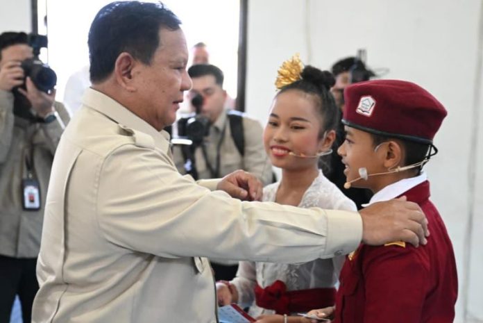 Presiden Prabowo memberikan nasehat kepada siswa Sekolah Rakyat Menengah Pertama (SRMP) 17 Tabanan, Bali, yang pernah menjadi korban perundungan atau bullying.
