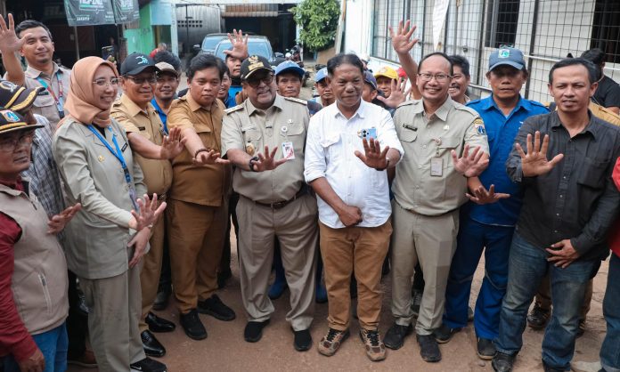 Wagub DKI Rano Karno didampingi Kepala Dinas SDA DKI Jakarta, Ika Agustin Ningrum, Kepala Sudin SDA Jakarta Selatan Santo, dan Kepala Seksi Pemeliharaan Sudin SDA Paulus Junjung usai meninjau perbaikan gorong-gorong yang amblas di Jala Raya Lenteng Agung, Jagakarsa, Jakarta Selatan, Selasa (2/6/2026).