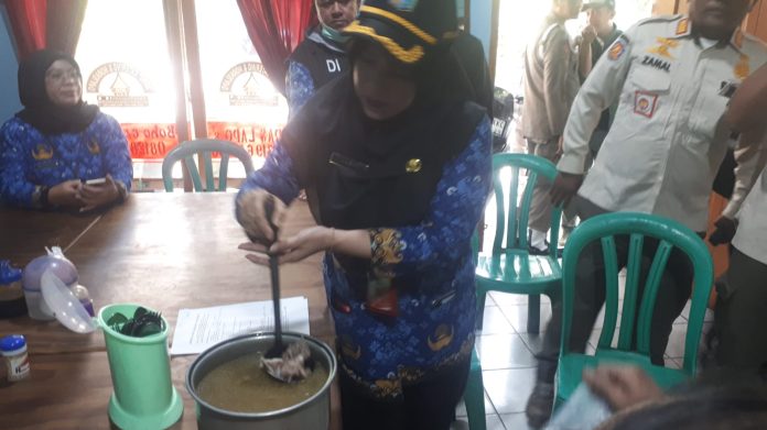 Kepala Sudin KPKP Jakarta Barat Bety Rohmawati menemukan sup daging anjing di lapo kawasan Cengkareng Timur, Cengkareng, Rabu (17/6/2026).