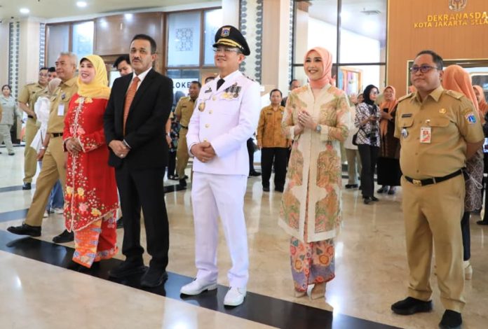 Wali Kota Jakarta Selatan Syafrin Liputo usai serah terima jabatan (sertijab) dengan Muhamad Anwar, yang memasuki masa purna tugas, di Kantor Wali Kota Jakarta Selatan, Selasa (2/6/2026).