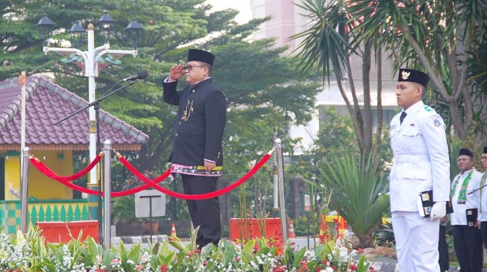 Plh Wali Kota Jaksel Ali Murtadho saat memimpin upacara peringatan Hari Lahir Pancasila di halaman Kantor Wali Kota Jakarta Selatan, Senin (1/6/2026).