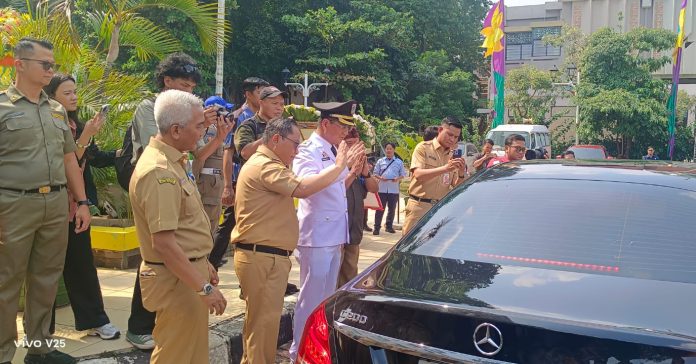 Wali Kota Jaksel yang baru Syafrin Liputo didampingi Wakil Wali Kota Jaksel Ali Murtadho dan Sekretaris Kota Muklisin mengantar Muhamad Anwar hingga ke mobil usai sertijab, Selasa (2/6/2026).