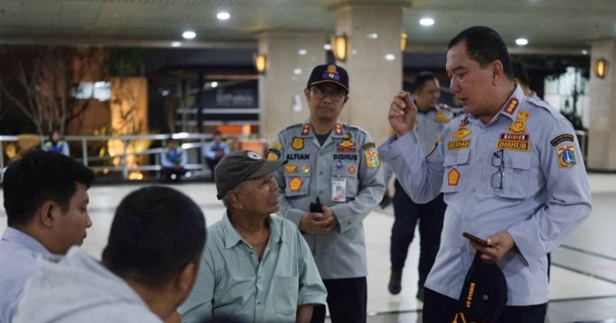 Kepala Suku Dinas Perhubungan Jakarta Selatan, Bernad Octavianus Pasaribu saat mewawancarai salah seorang jukir liar usai ditangkap di kawasan Blok M, Senin (8/6/2026).