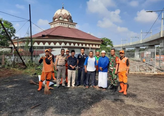 Wakil Ketua DKM Al Iklas H, Bahyudin atau Haji Black (kopiah putih) usai kerja bakti di kawasan Park and Ride Lebak Bulus.