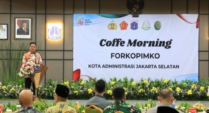 Wali Kota Jaksel Syafrin Liputo saat membuka Coffee Morning Forkopimko di Ruang Antasari, Kantor Wali Kota Jakarta Selatan, Kamis (25/6).