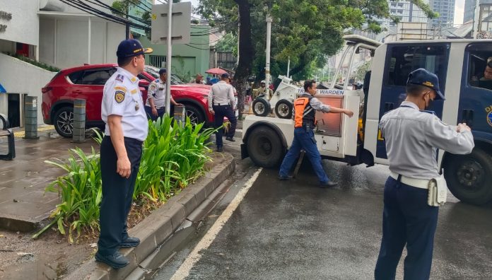 Kepala Sudin Perhubungan Jakarta Selatan Bernad Octavianus Pasaribu saat memimpin penertiban parkir liar di Jalan Senopati, Kebayoran Baru, Kamis (25/6/2026).