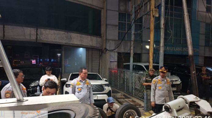 Kepala Suku Dinas Perhubungan Jakarta Selatan Bernad Octavianus Pasaribu saat memantau penderekan kendaraan yang parkir sembarangan di Jalan Wolter Monginsidi, Kebayoran Baru, pada Sabtu (27/6/2026) malam.