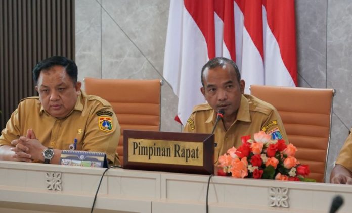 Administrasi Jakarta Selatan, Tomy Fudihartono, saat membuka kegiatan Pembinaan dan Pendampingan Tindak Lanjut Hasil e-Monitoring dan Evaluasi (e-Monev) Keterbukaan Informasi Publik di Ruang Rapat Gelatik I, Kantor Wali Kota Administrasi Jakarta Selatan. 