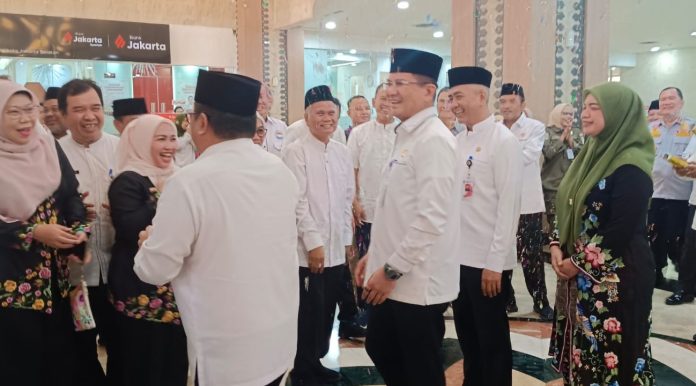 Momen Wakil Wali Kota Jaksel Ali Murtadho kaget dengar suara letusan petasan, di hari terakhir bertugas di Pemkot Jaksel, Jumat (31/7/2026).