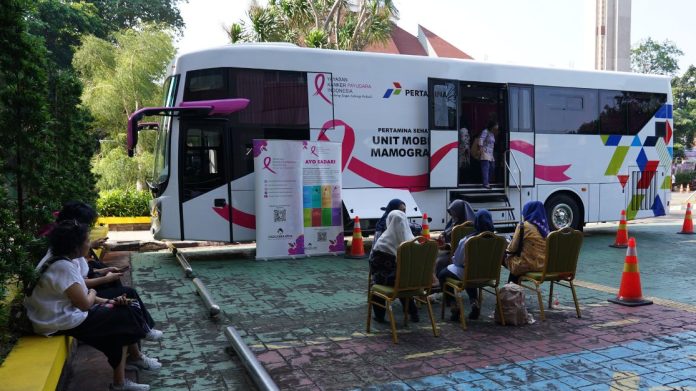 Para ASN di lingkungan Pemkot Administrasi Jakarta Selatan diimbau memanfaatkan layanan pemeriksaan payudara atau mamografi gratis yang digelar di Halaman Kantor Wali Kota Jakarta Selatan, Kamis (16/7).