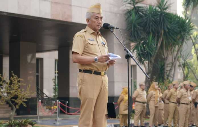Sekretaris Kota Jakarta Selatan Mukhlisin saat memimpin apel pagi ASN di Halaman Kantor Wali Kota Jakarta Selatan, Senin (13/7/2026).