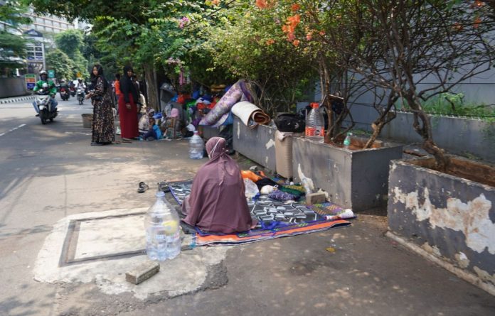 Pengungsi warga negara asing (WNA) yang mendirikan tenda di trotoar depan Gedung UNHCR, kawasan Setiabudi, Jakarta Selatan.