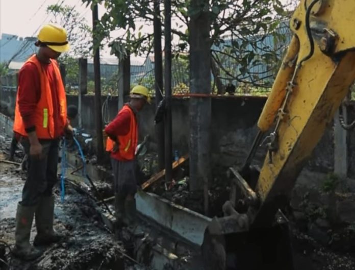 Pembangunan saluran air di Jalan Muchtar, Pesanggrahan, sebagai upaya mengembalikan fungsi dranise yang dikeluhkan warga dan pengguna jalan.