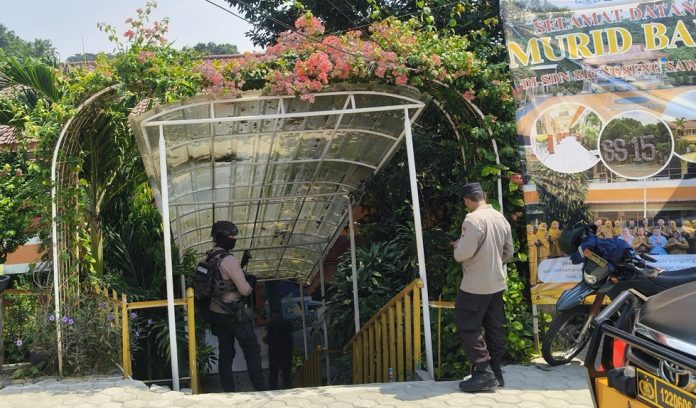 Polisi berjaga di SDN Srengseng, Jagakarsa, Jakarta Selatan usai menerima laporan ancaman teror bom dari pihak sekolah, Senin (13/7/2026).
