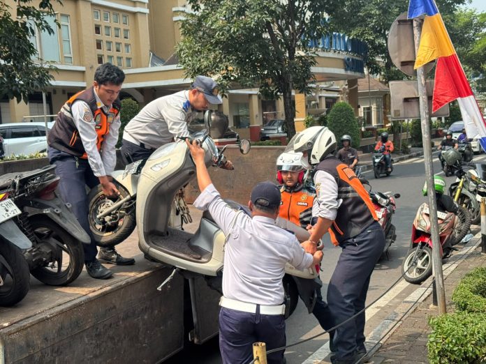 Sudinhub Jakarta Selatan menindak kendaraan yang parkir sembarangan melalui operasi angkut jaring di Jalan Dharmawangsa, Kebayoran Baru, Se;asa (7/6/2026).