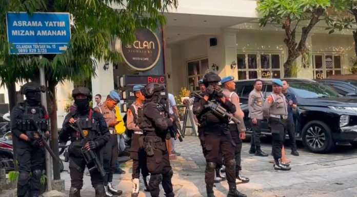 Kortas Tipidkor Polri bersama Polda Metro Jaya menggeledah Cafe De'Clan Signature dan Point Money Changer di Jalan Cipete Raya, Jakarta Selatan, Rabu (8/7/2026).
