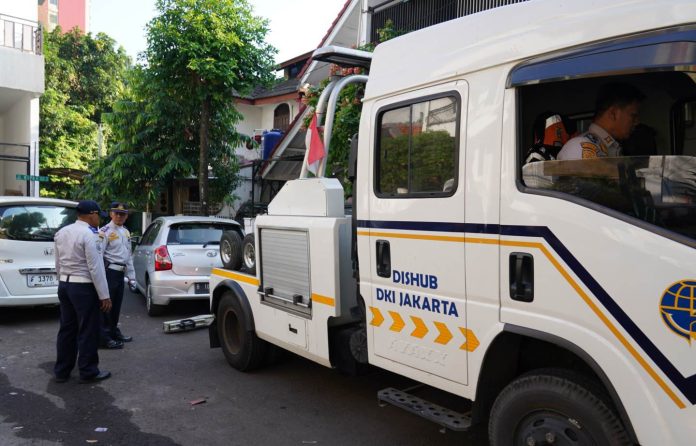 Sudin Perhubungan Jakarta Selatan menderek kendaraan milik ASN yang tidak mematuhi Instruksi Gubernur DKI Jakarta tentang kewajiban menggunakan angkutan umum setiap hari Rabu.