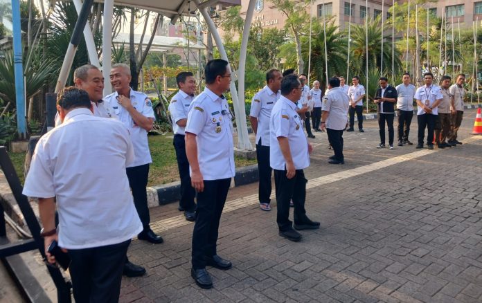 Wali Kota Jakarta Selatan Syafrin Liputo bersama Wakil Wali Kota Ali Murtadho, Sekretaris Kota Mukhlisin, serta Inspektur Pembantu Wilayah Kota Jakarta Selatan Nirwan Nawawi turun langsung memantau kendaraan yang meninggalkan area perkantoran, Rabu (15/7/2026).