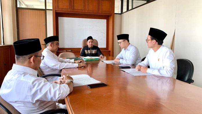 Dewan Kota Jakarta Selatan tengah mengikuti kegiatan tahsin Al-Qur'an yang dibimbing Dewan Hakim Nasional Rahmat Abdurrahim Batubara, Jumat (17/6/2026).