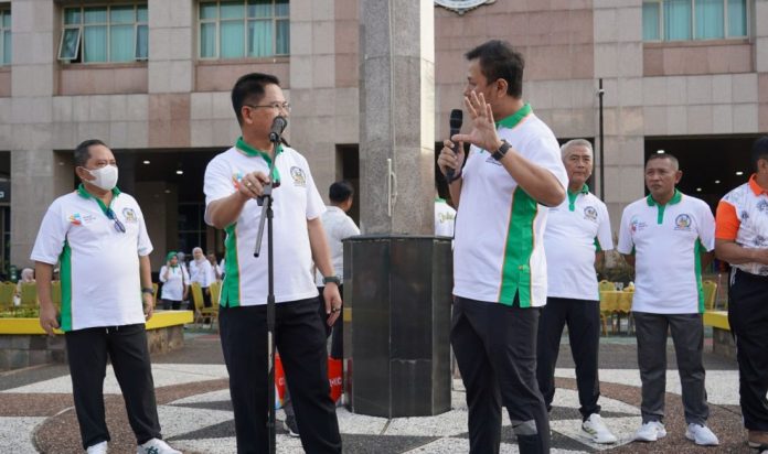 Camat Pancoran Iqbal Rasyid memberikan penjelasan terkait pemiliahan sampah kepada Wali Kota Jaksel Syafrin Liputo, Jumat (24/7/2026).