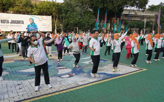 Momen Wali Kota Jakarta Selatan Syafrin Liputo dan Wakil Wali Kota Ali Murtadho tampil kompak mengikuti gerakan instruktur senam pagi, Jumat (24/7/2026).
