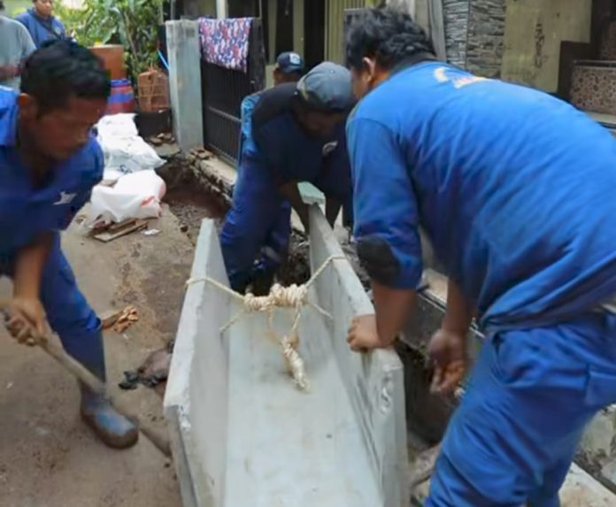 Petugas Sudin SDA Jaksel membangunan saluran air baru di Jalan Menteng Dalam Atas menindaklanjuti laporan warga melalui CRM.