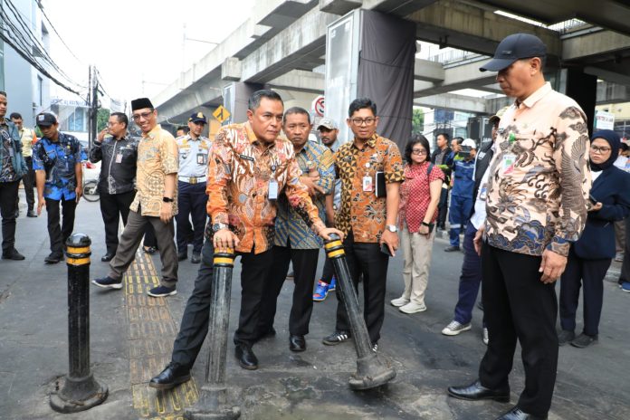 Wakil Wali Kota Administrasi Jakarta Selatan Firmanuddin Ibrahim saat meninjau trotoar di sekitar Stasiun MRT Haji Nawi, Cilandak, Jumat (21/8/2026).