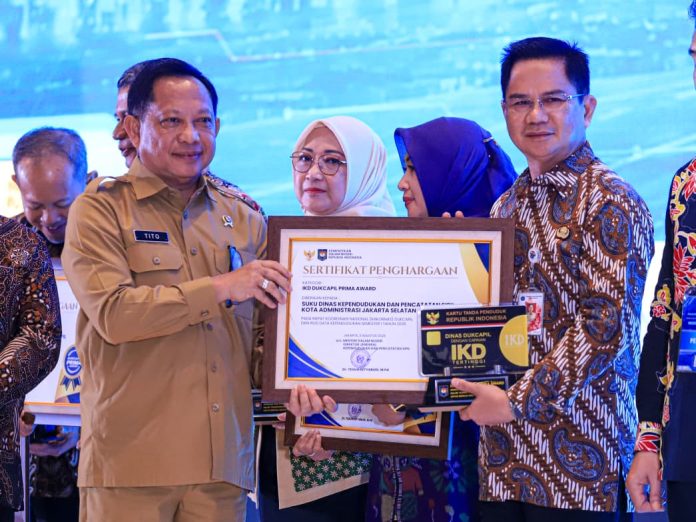 Wali Kota Jaksel Syafrin Liputo, menerima penghargaan bergengsi Dukcapil Prima Award 2026 dari Menteri Dalam Negeri (Mendagri) Tito Karnavian, Senin (3/8/2026).
