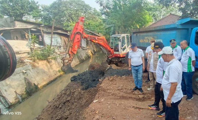 Sudin SDA mengerahkan eskvator jenis amfibi dan spider untuk mempercepat pengerukan sedimen lumpur di Saluran PHB Alfa Indah, di wilayah Pesanggrahan, Jakarta Selatan., Minggu (9/8/2026).