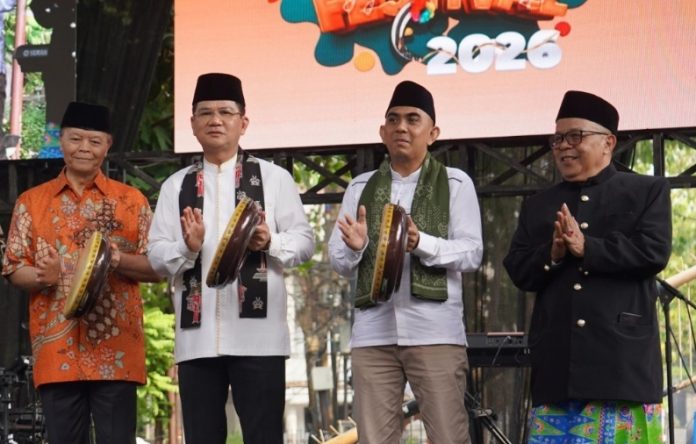 Wali Kota Jakarta Selatan Syafrin Liputo didampingi Wakil Ketua MPR RI Hidayat Nur Wahid, Ketua Dewan Kota Jakarta Selatan Farid Rahman resmi membuka Festival Cikajang 2026, Sabtu (1/8/2026).