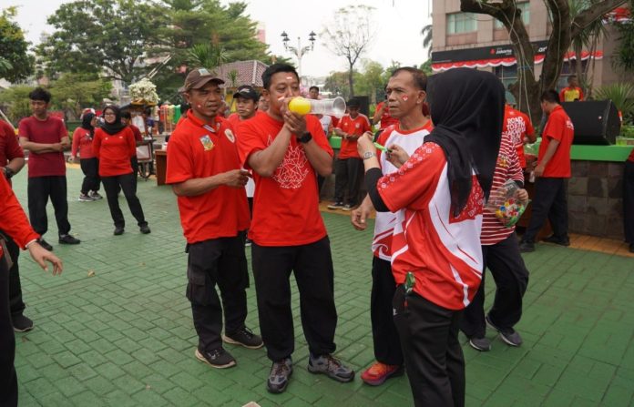 Aksi kocak para PJLP mewarnai HUT ke-81 Kemerdekaan RI di Halaman Kantor Wali Kota Administrasi Jakarta Selatan, Rabu (19/8/2026).