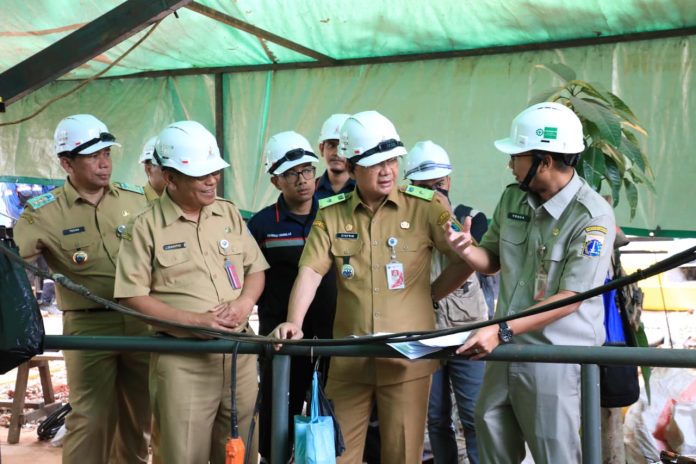 Wali Kota Jaksel Syafrin Liputo dan jajaran Sudin SDA meninjau pembangunan saluran air dengan metode jacking di sepanjang Jalan Karang Tengah Raya, Kelurahan Lebak Bulus, Kecamatan Cilandak, Selasa (18/8/2026).
