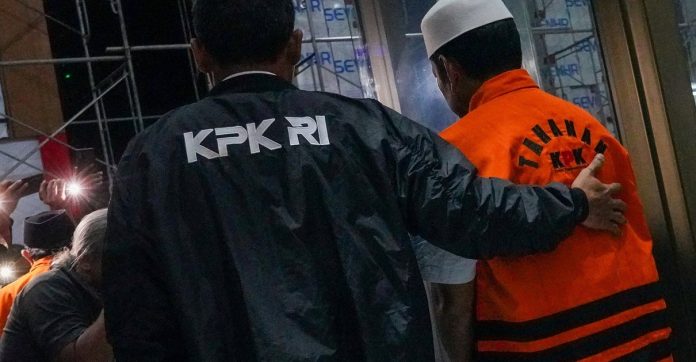 KPK menahan para tersangka dalam kasus korupsi pengadaan iklan Bank BJB.