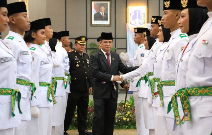 Wali Kota Administrasi Jakarta Selatan Syafrin Liputo mengukuhkan 44 Paskribraka di Kantor Wali Kota Administrasi Jakarta Selatan, Rabu (12/8/2026).