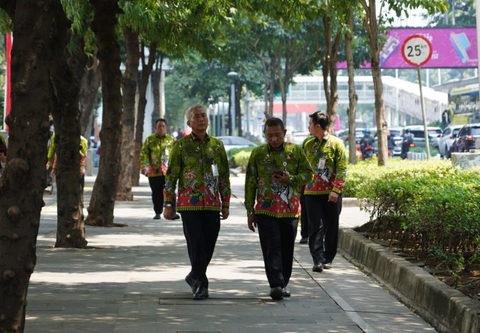 Sekretaris Kota Administrasi Jakarta Selatan Mukhlisin bersama Asisten Perekonomian dan Pembangunan Jakarta Selatan Iwan K Santoso dan Camat Setiabudi Iswahyudi meninjau penataan jalur sepeda di Jalan Sudirman, Kamis (13/8/2026).