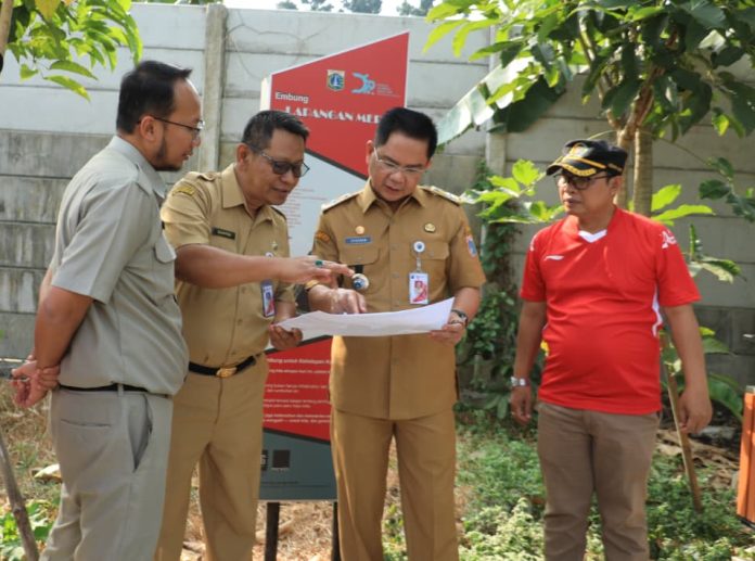 Wali Kota Jakarta Selatan Syafrin Liputo saat meninjau embung di Jagakarsa bersama jajaran Suku Dinas Sumber Daya Air (SDA) Jakarta Selatan, Selasa (18/8/2026).