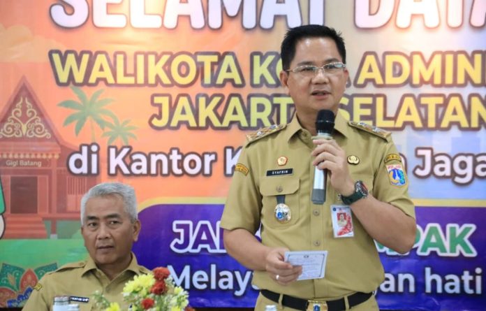 Wali Kota Jaksel Syafrin Liputo saat memimpin rapat monitoring wilayah di Kantor Kecamatan Jagakarsa, Selasa (4/8/2026).