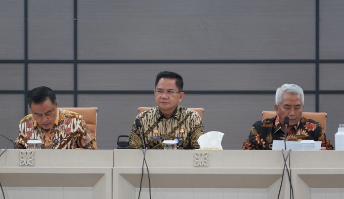 Wali Kota Syafrin Liputo saat memimpin Rapat Koordinasi Wilayah (Rakorwil) di Kantor Wali Kota Administrasi Jakarta Selatan.