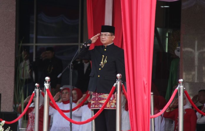 Wali Kota Jaksel Syafrin Liputo saat memimpin Upacara Peringatan Hari Ulang Tahun (HUT) ke-81 Republik Indonesia (RI) di halaman Kantor Wali Kota Administrasi Jakarta Selatan, Senin (17/8/2026).